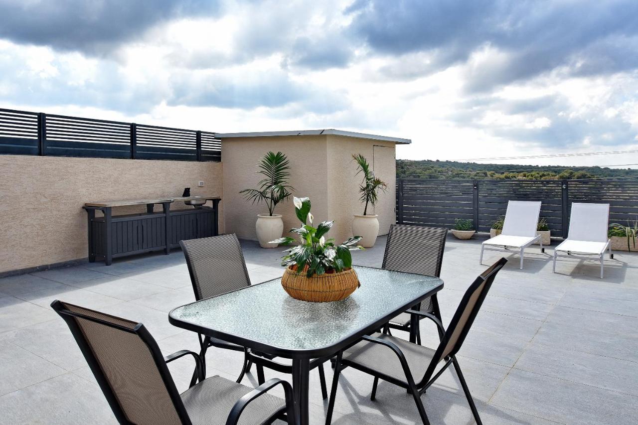 הסויטות של פולי Apartment Manot Exterior photo